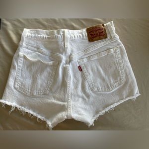 White 501 Levi’s shorts size W28